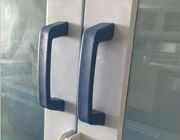  拉手：采用經(jīng)過射出成型的PP材料制成，耐腐蝕性好。（藍(lán)色、白色）配雙掛扣。